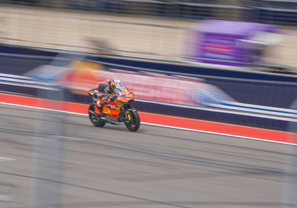 Map of top MotoGP overtaking spots at circuits like Assen, Silverstone, and COTA showing braking zones and corner profiles